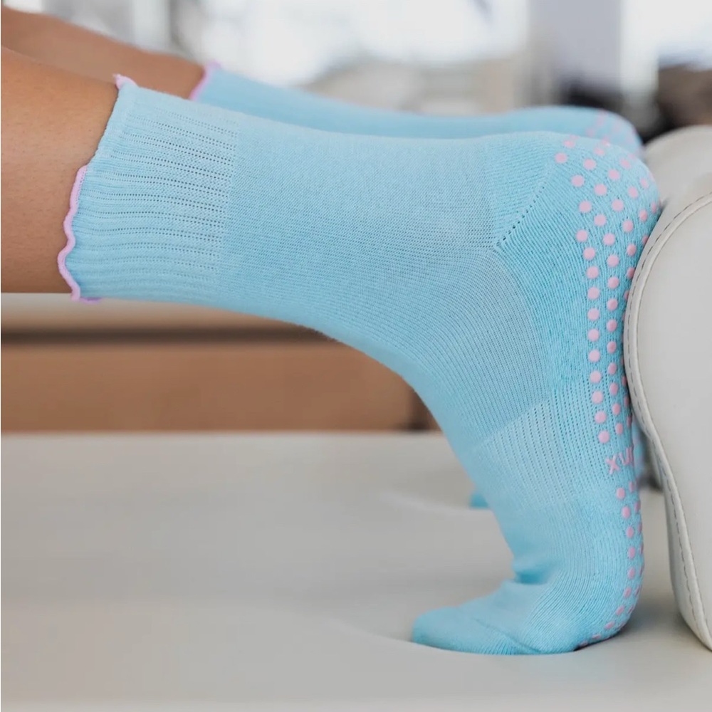 Cheeky Winx Blue Frilly Grip Socks